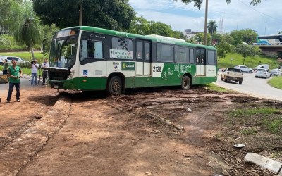 Motorista do transporte público tenta cortar caminho e atola ônibus em canteiro de Cuiabá