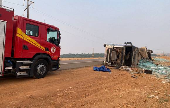 Em Primavera do Leste: Motorista perdeu controle de carreta na BR 070 e tombou em rodovia