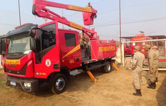 Bombeiros do 2º Batalhão de Várzea Grande recebem instrução para operar viaturas Auto Plataforma Aérea