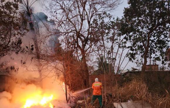 Bombeiros combatem incêndio em área de vegetação em loteamento