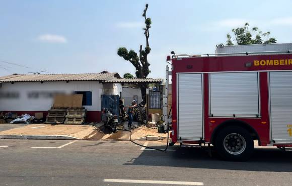 Corpo de Bombeiros combate incêndio em comércio em Primavera do Leste