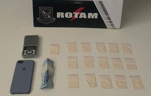 Rotam prende homem por tráfico de drogas e apreende porções de cocaína