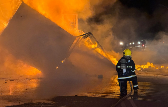 Carreta fica destruída após pegar fogo na W-11 e trânsito é interditado