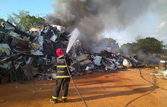 Corpo de Bombeiros combate incêndio em empresa de reciclagem