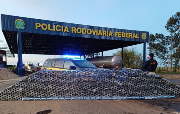 Caminhoneiro é preso transportando 900 tabletes de cocaína em carga de milho