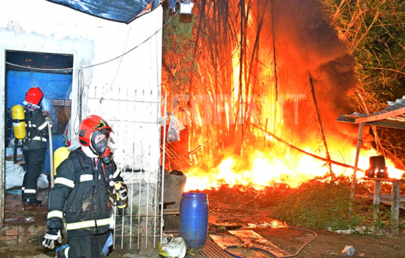 Incêndio destrói bambuzal e atinge casa em Rondonópolis