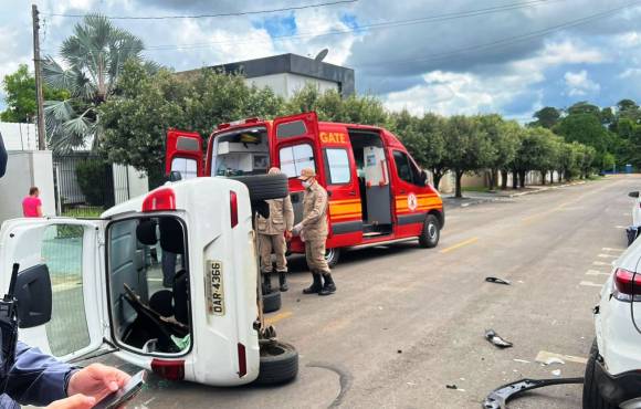 Corpo de Bombeiros socorre vítima de veículo tombado após acidente de trânsito