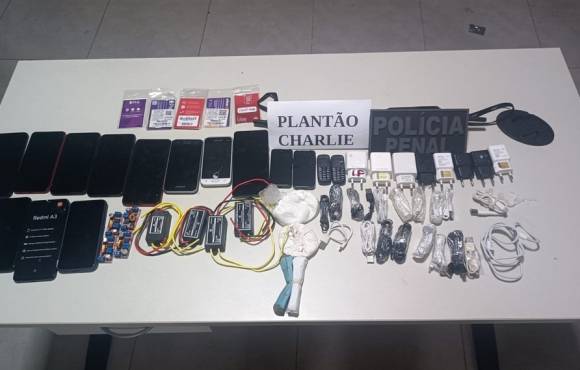 Polícia Penal apreende celulares e eletrônicos escondidos em Centro de Ressocialização e na PCE em Cuiabá