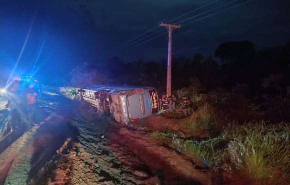 Acidente entre ônibus e caminhão deixa duas crianças mortas e 27 feridos em rodovia de MT