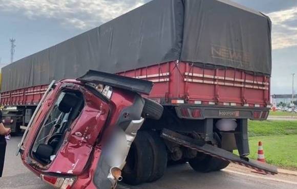 Carro é prensado entre carretas e motorista sobrevive a engavetamento em BR-163; vídeo