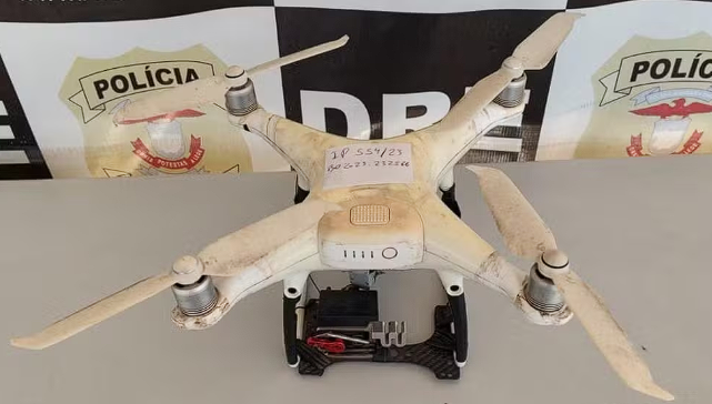 Operação investiga rede de distribuição de drogas em presídios com uso de drones e doação de cesta básica