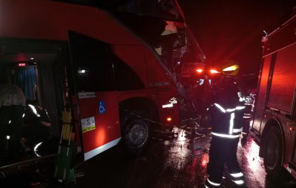 Motorista morre e 12 ficam feridos em batida entre ônibus e caminhão em rodovia de MT