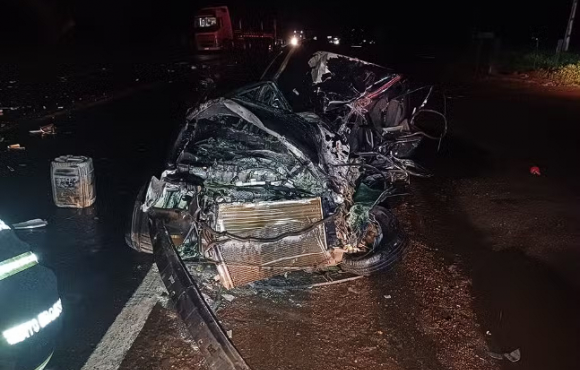 Motorista morre após tentar desviar de moto e ter carro atingido por dois caminhões na BR-364