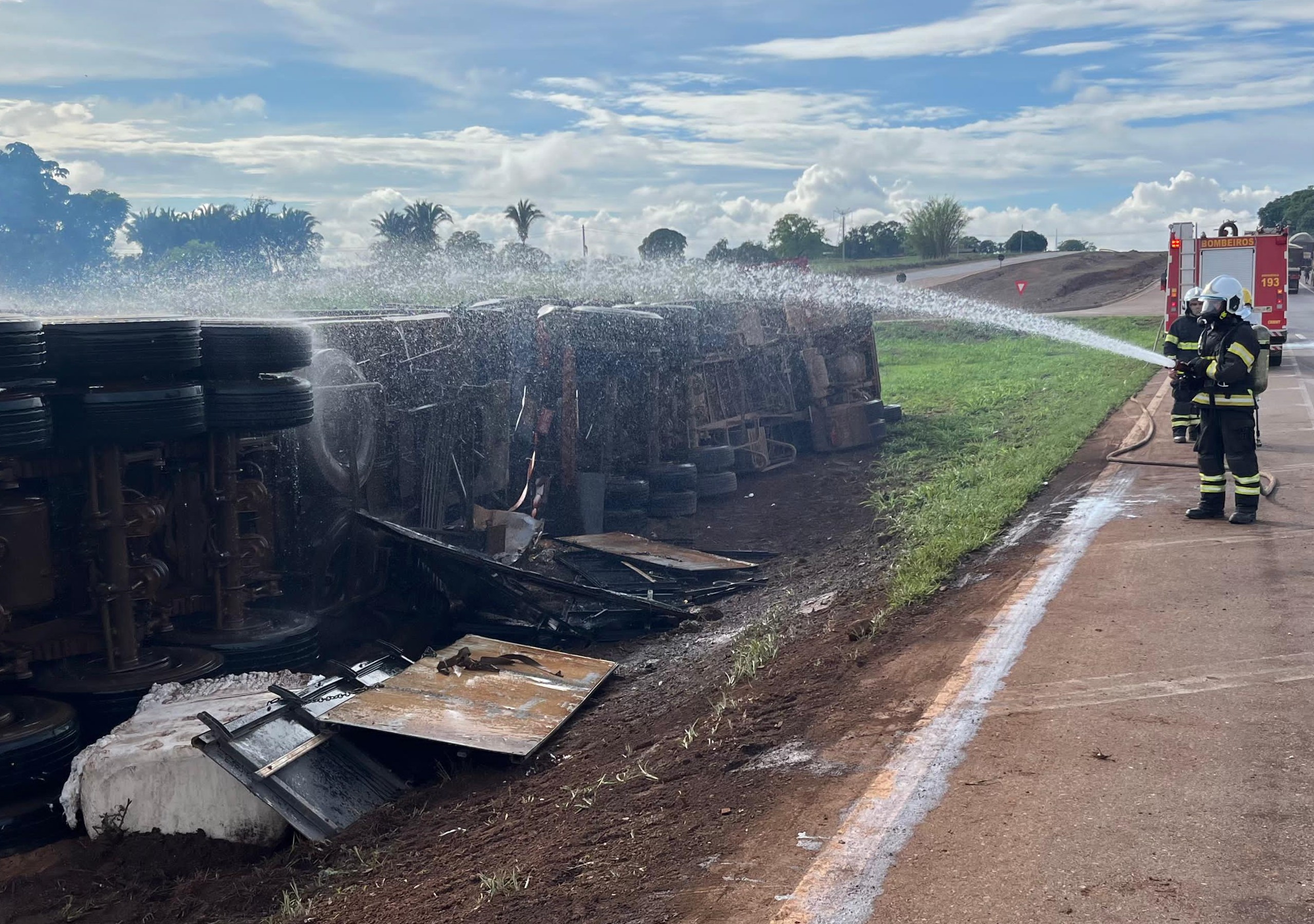 Corpo de Bombeiros combate incêndio em carreta carregada com fardos de pluma de algodão