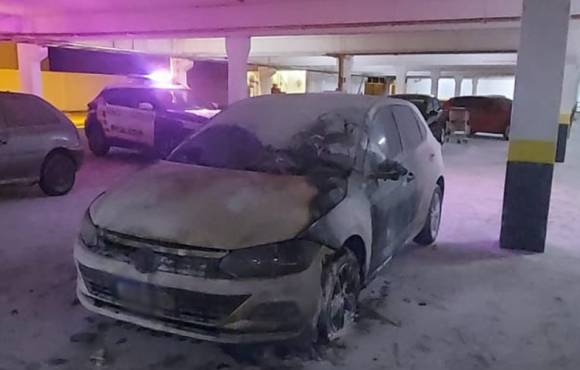 Homem ateia fogo em carro dentro de estacionamento de supermercado na Vila Aurora