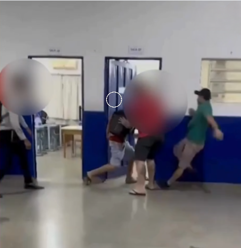 VÍDEO: Adolescente é agredido por 2 homens com sinais de embriaguez dentro de escola em MT