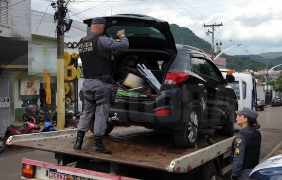 PM recupera carro e pertences pessoais de família feita refém durante assalto