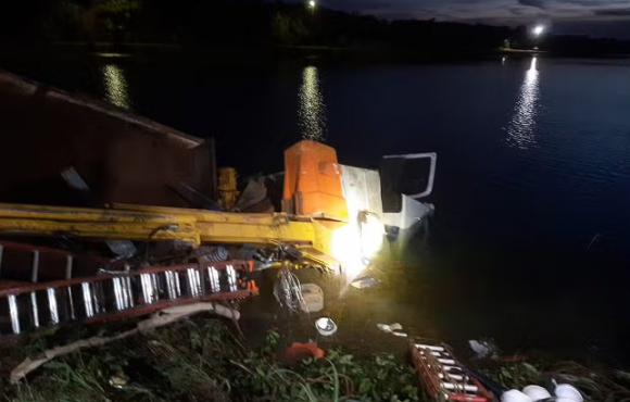 Funcionário morre e 4 ficam feridos após caminhão capotar e cair em lago às margens da BR-364 em MT