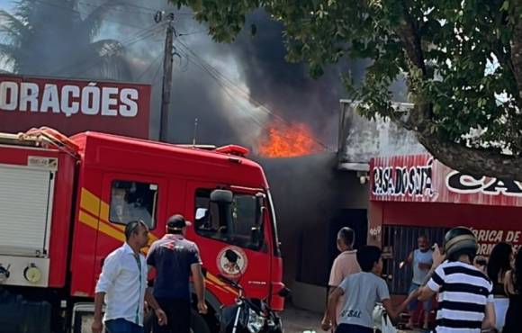 Corpo de Bombeiros combate incêndio em empresa em Colíder