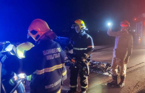 Corpo de Bombeiros socorre vítima de acidente de trânsito entre carro e carreta na BR-163