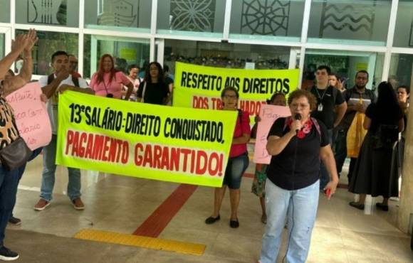 Servidores da Saúde protestam por falta de pagamento de 13° salário em MT