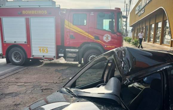 Bombeiros retiram vítima presa às ferragens de veículo após acidente em avenida da Capital