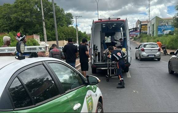 Motociclista fica em estado grave após acidente entre carro e moto; motorista fugiu sem prestar socorro