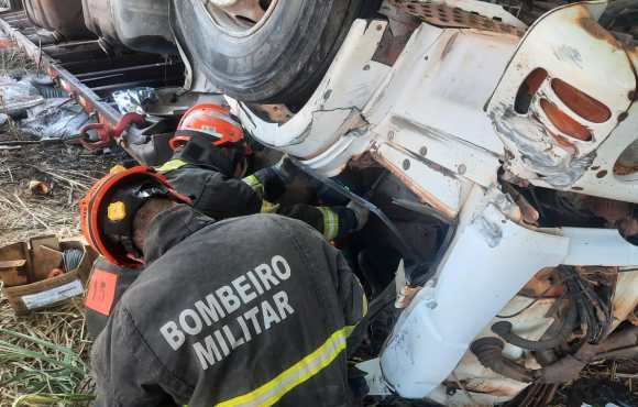 Bombeiros retiram vítima presa às ferragens de veículo após acidente na MT-320