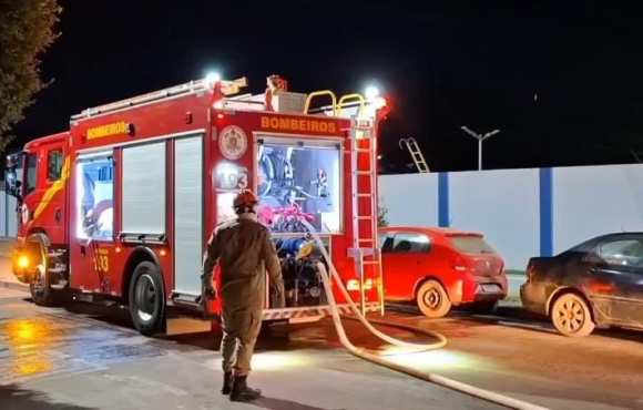 Corpo de Bombeiros atua em princípio de incêndio em conveniência de posto de combustível