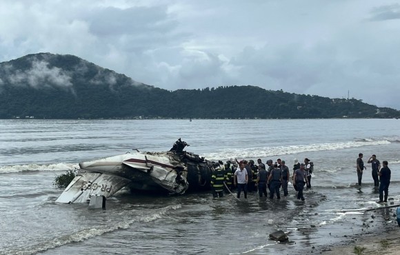 Avião com 5 pessoas explode e para na praia após ultrapassar pista do aeroporto