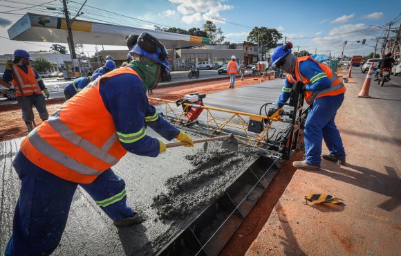 Consórcio culpa disputas políticas e mudanças no traçado nas obras do BRT