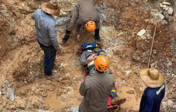 Bombeiros socorrem vítima que caiu em vala de cerca de quatro metros de profundidade