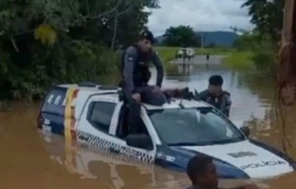 Vídeo: Carro da PM fica submerso ao tentar ajudar moradores ilhados após temporal em MT