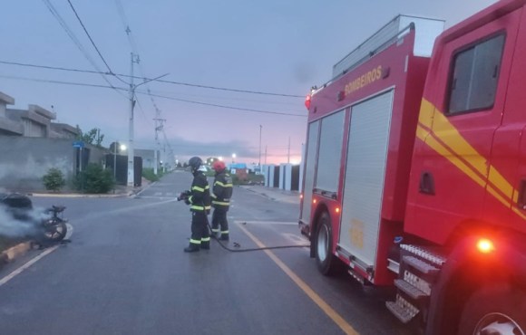 Motocicleta pega fogo após colisão em cruzamento