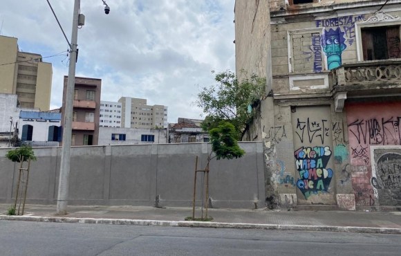 Prefeitura de SP constrói muro de 40 metros de extensão e confina Cracolândia