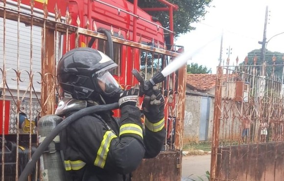 Casa pega fogo após criança acender isqueiro em cima da cama enquanto brincava em MT