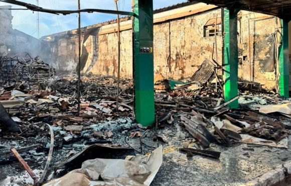 Comerciante diz ter prejuízo de R$ 5 milhões após incêndio destruir loja em MT: 'Só sobrou paredes'