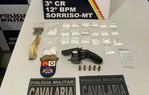 Cavalaria da PM prende três faccionados com drogas, arma e munições