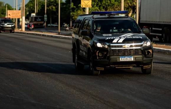 Polícia procura por homem suspeito de matar atual de ex-namorada e obrigá-la esconder corpo